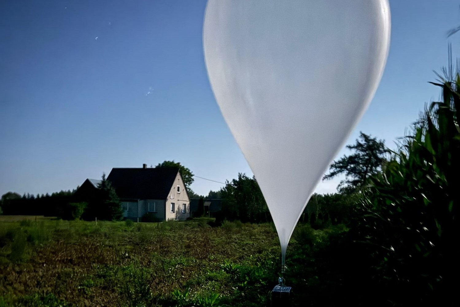 balon meteorologiczny z papierosami