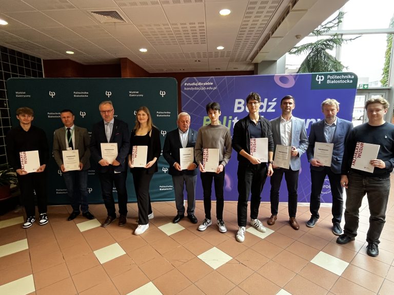 Grupa studentów Wydziału Elektrycznego Politechniki Białostockiej wraz z przedstawicielami władz uczelni i fundatorami stypendiów przemysłowych po uroczystym wręczeniu dyplomów.