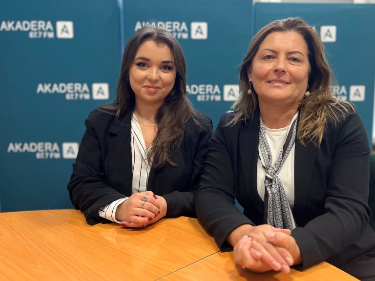 Katarzyna Jamróz i Nikola Mieleszko podczas rozmowy w studiu Radia Akadera o działalności Młodzieżowej Rady Miasta Białystok.