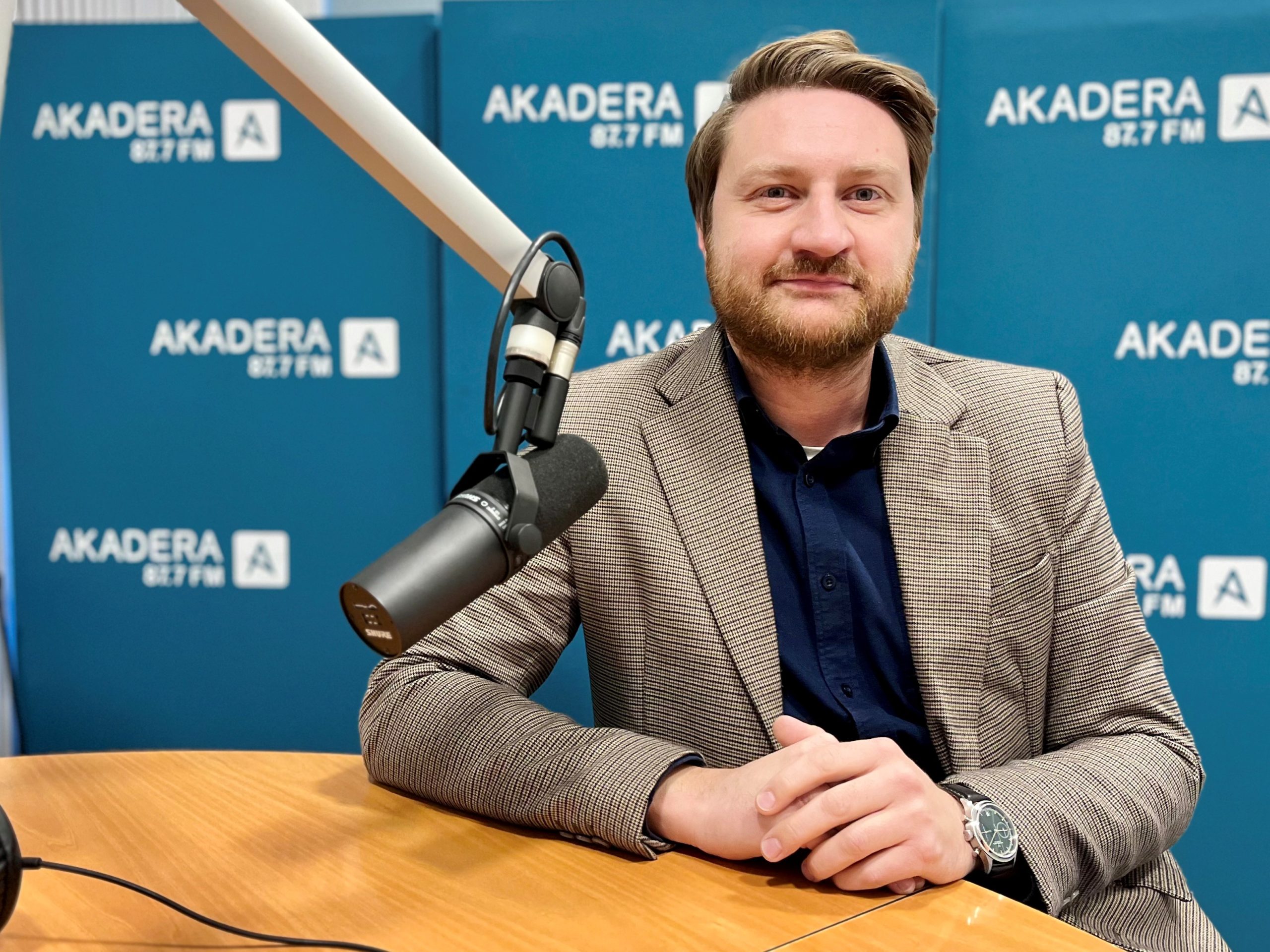 Krzysztof Grabowski, Zastępca Okręgowego Inspektora Pracy ds. Prawno-Organizacyjnych, podczas rozmowy w studiu Radia Akadera.