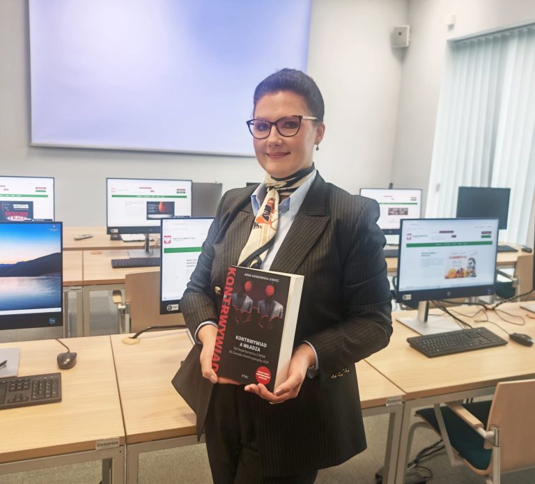 Dr Anna Grabowska Siwiec pozuje z swoją książką "Kontrwywiad a władza"