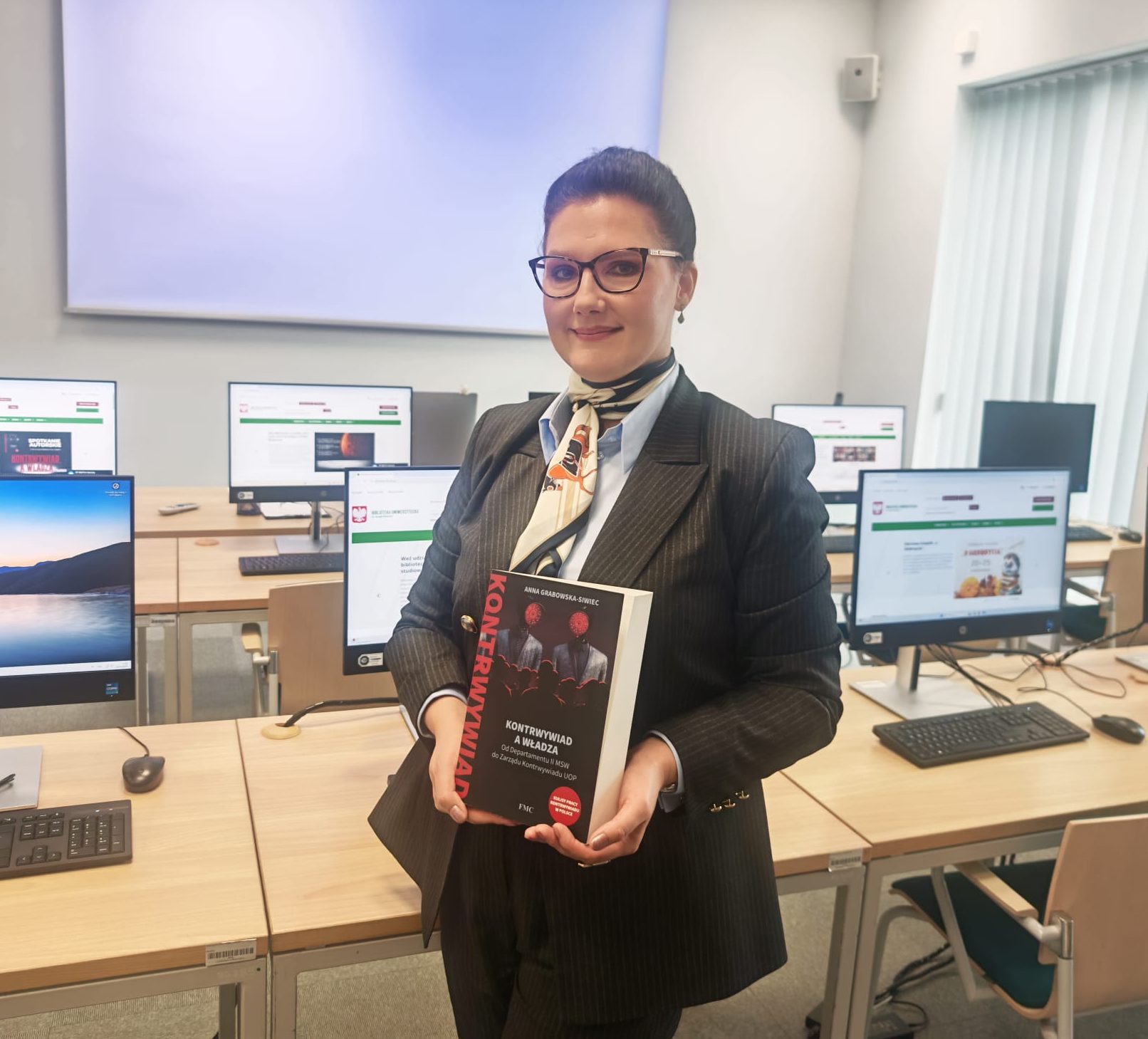Dr Anna Grabowska Siwiec pozuje z swoją książką "Kontrwywiad a władza"
