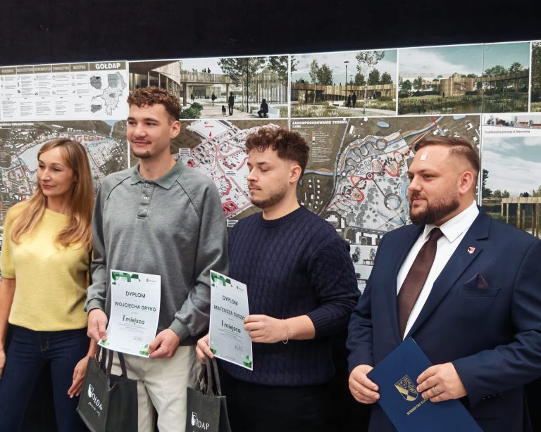 Twórcy zwycięskiego projektu na zagospodarowanie gołdapskich bulwarów.