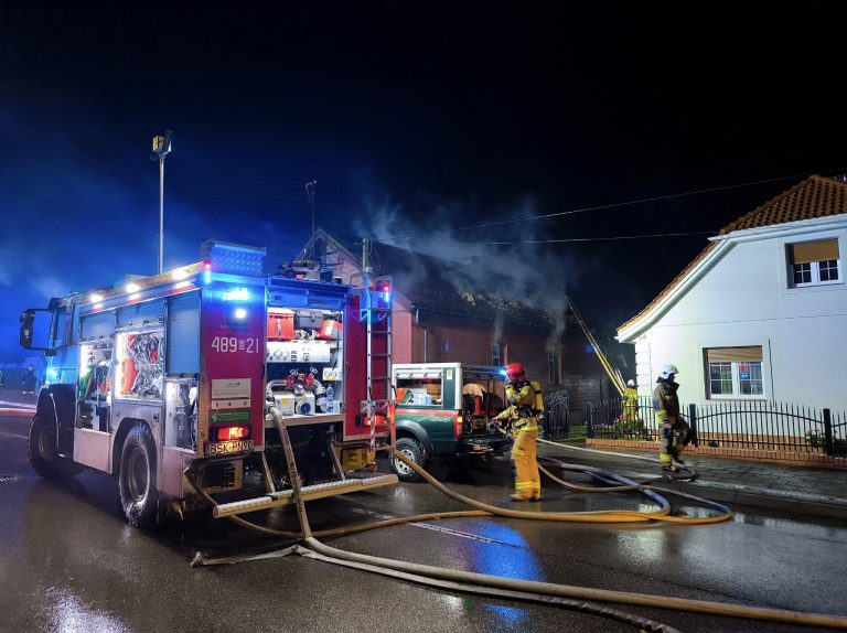 Strażacy gaszą pożar w Dąbrowie Białostockiej