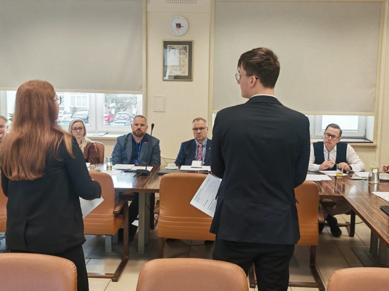 Uczniowie prezentują swój pomysł w konkursie biznes za milion
