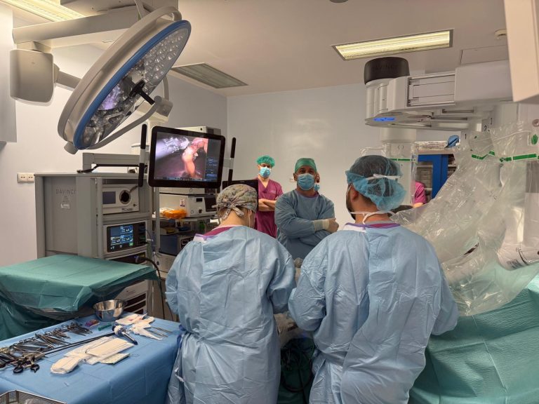 Zespół chirurgów Białostockiego Centrum Onkologii podczas robotycznej operacji nowotworu wątroby na sali operacyjnej, z wykorzystaniem systemu chirurgii robotycznej.
