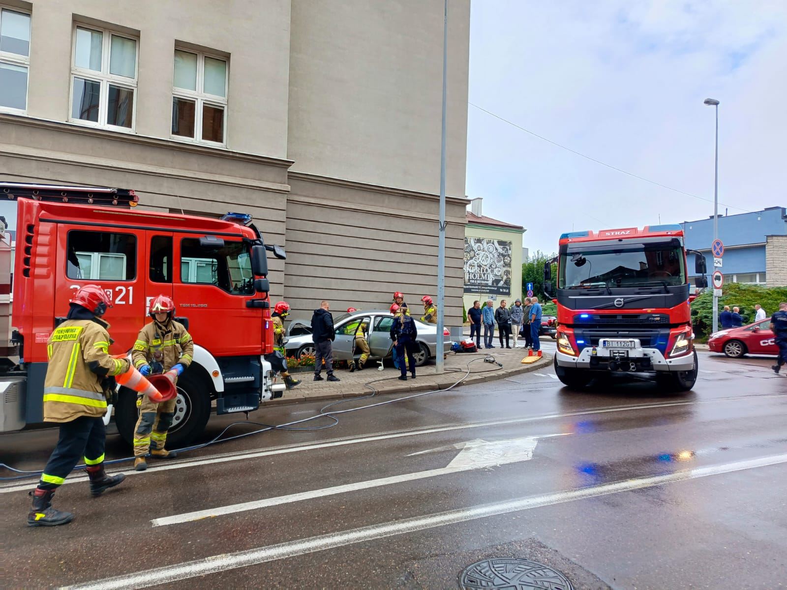 Na miejscu pracowało kilka zastępów straży pożarnej, policja i pogotowie. Pasażerka auta trafiła do szpitala. Fot. Piotr Jakubiak