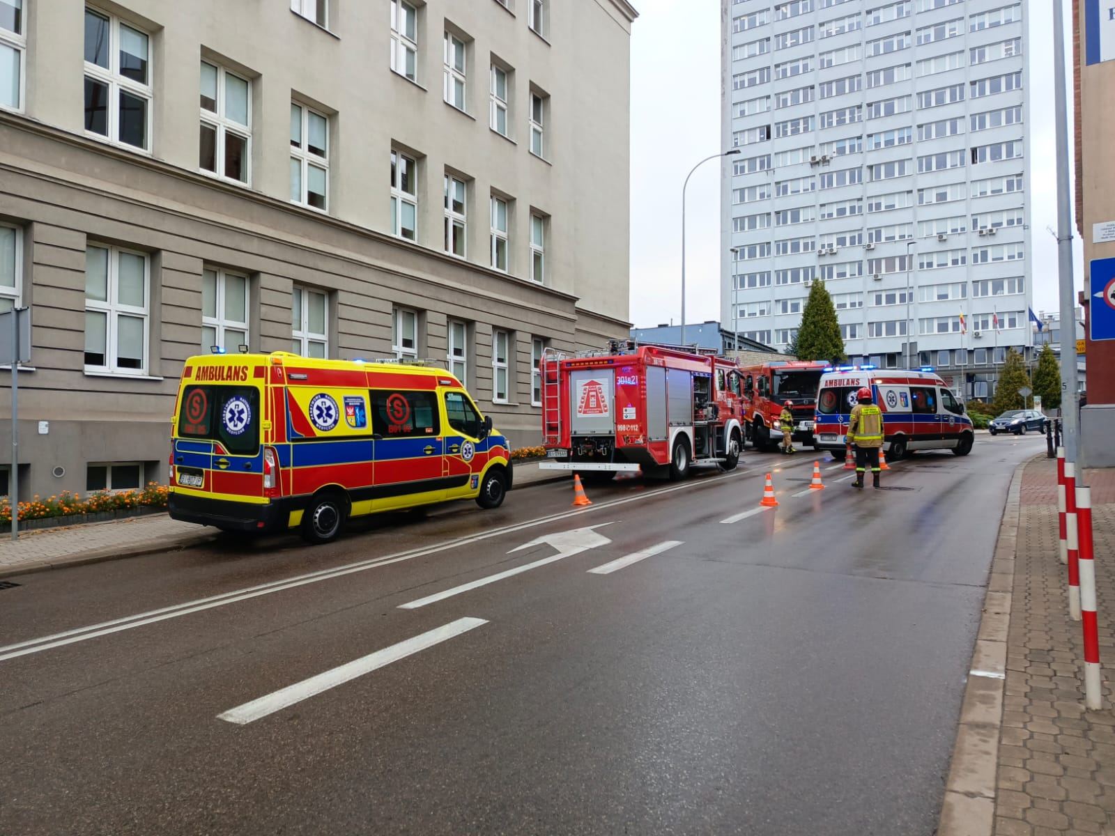 Na skrzyżowaniu Pałacowej i Ogrodowej w Białymstoku służby ratunkowe zabezpieczają teren po uderzeniu samochodu w budynek III LO. Fot. Piotr Jakubiak