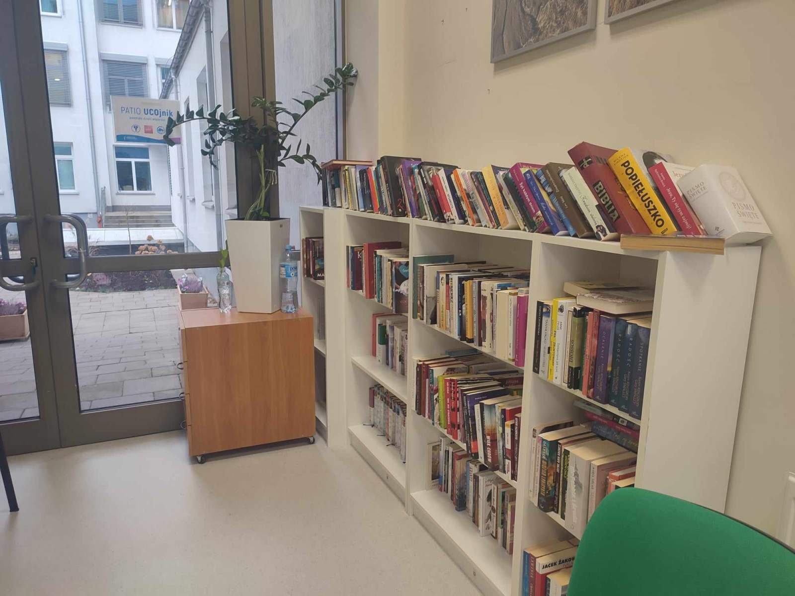 Biblioteczka w Uniwersyteckim Centrum Onkologii, fot. Hanna Kość