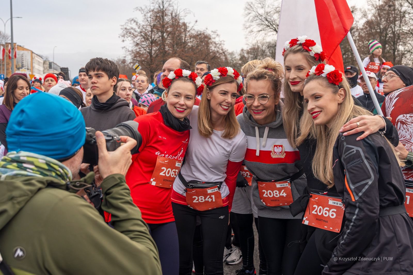 Uczestnicy Biegu dla Niepodległej w Białymstoku przed pomnikiem Armii Krajowej – w gotowości do sportowego świętowania odzyskania niepodległości, źródło profil "Jacek Brzozowski Wojewoda Podlaski