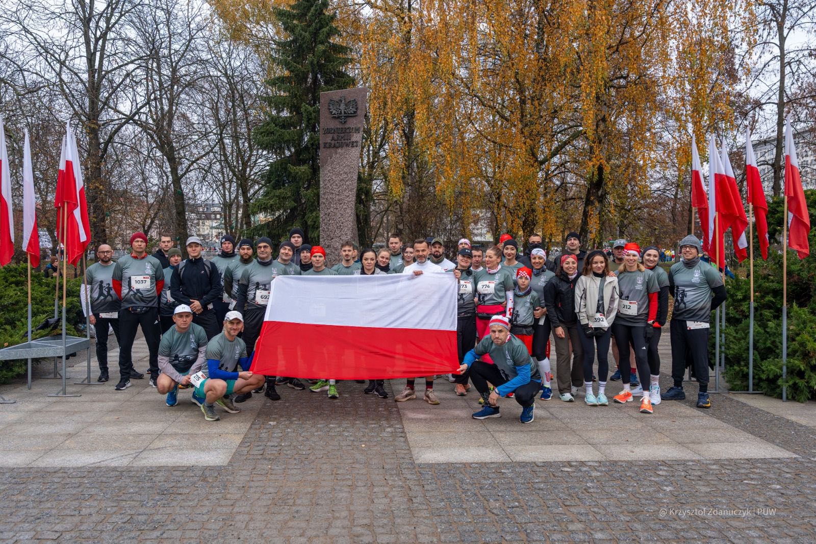 Biegacze chętnie pozowali do zdjęć w biało-czerwonych wiankach i koszulkach z motywem narodowym – pamiątka z wyjątkowego dnia, źródło profil "Jacek Brzozowski Wojewoda Podlaski