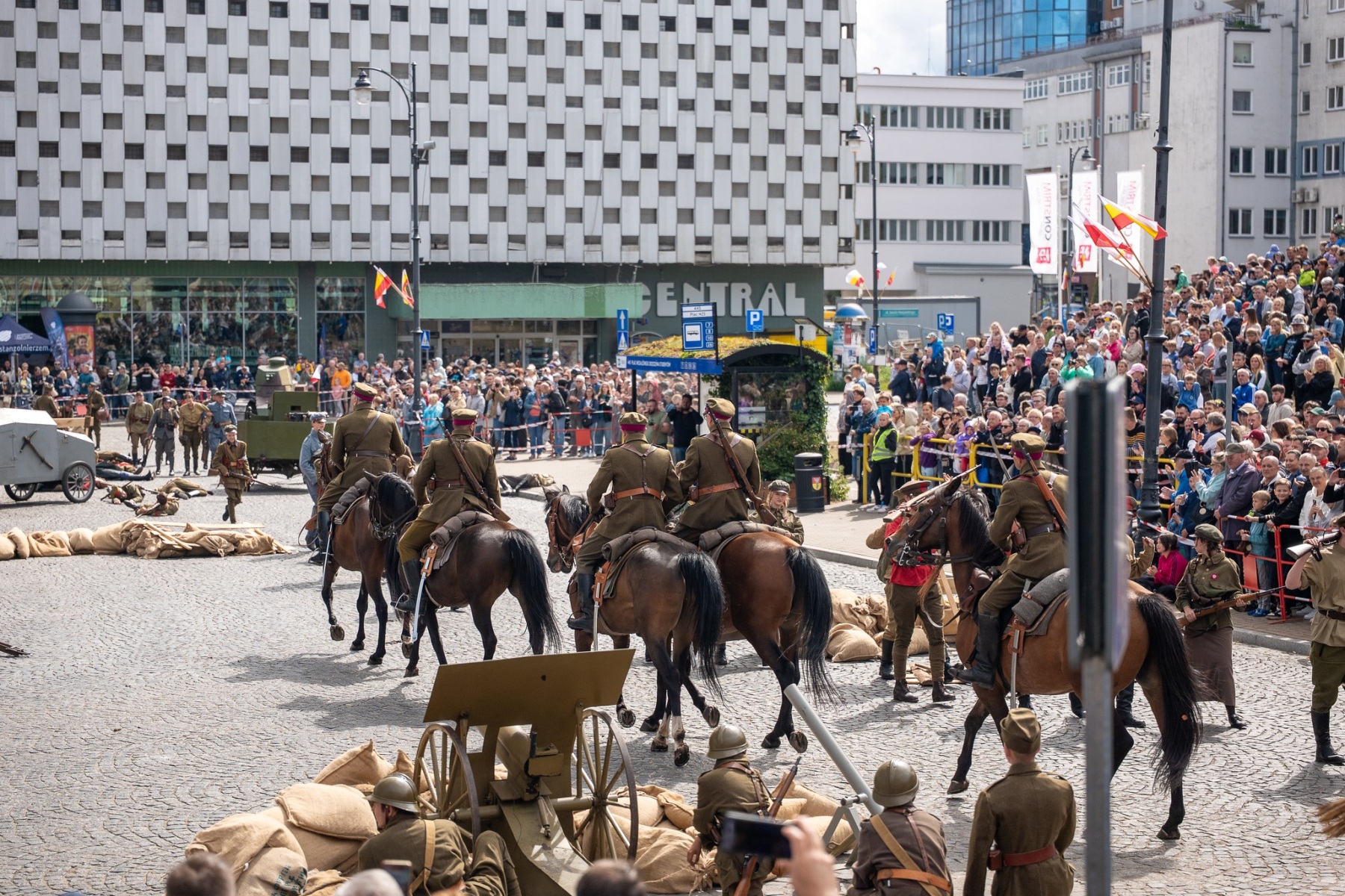 Rekonstrukcja Bitwy Białostockiej na placu NZS pokazała dramatyzm walk z sierpnia 1920 roku. Fot. Fundacja Rodziny Herników
