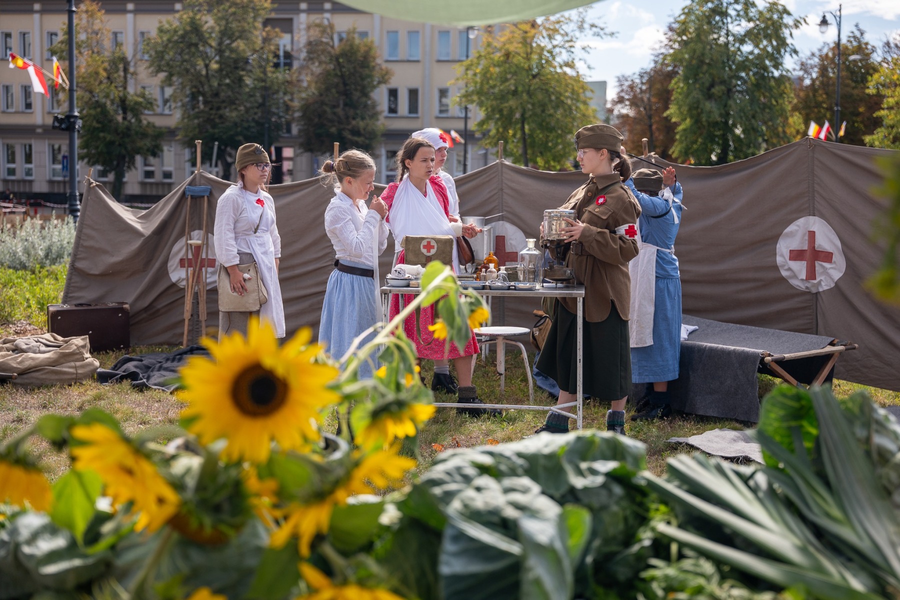 Podczas widowiska pokazano także pracę sanitariuszek niosących pomoc rannym żołnierzom. Fot. Fundacja Rodziny Herników