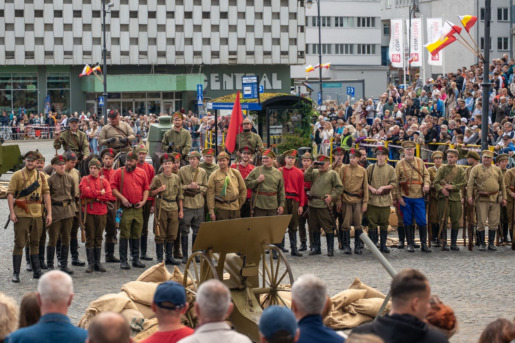 Na placu NZS nie zabrakło też kawalerii – symbolu polskiej wojny 1920 roku. Fot. Fundacja Rodziny Herników