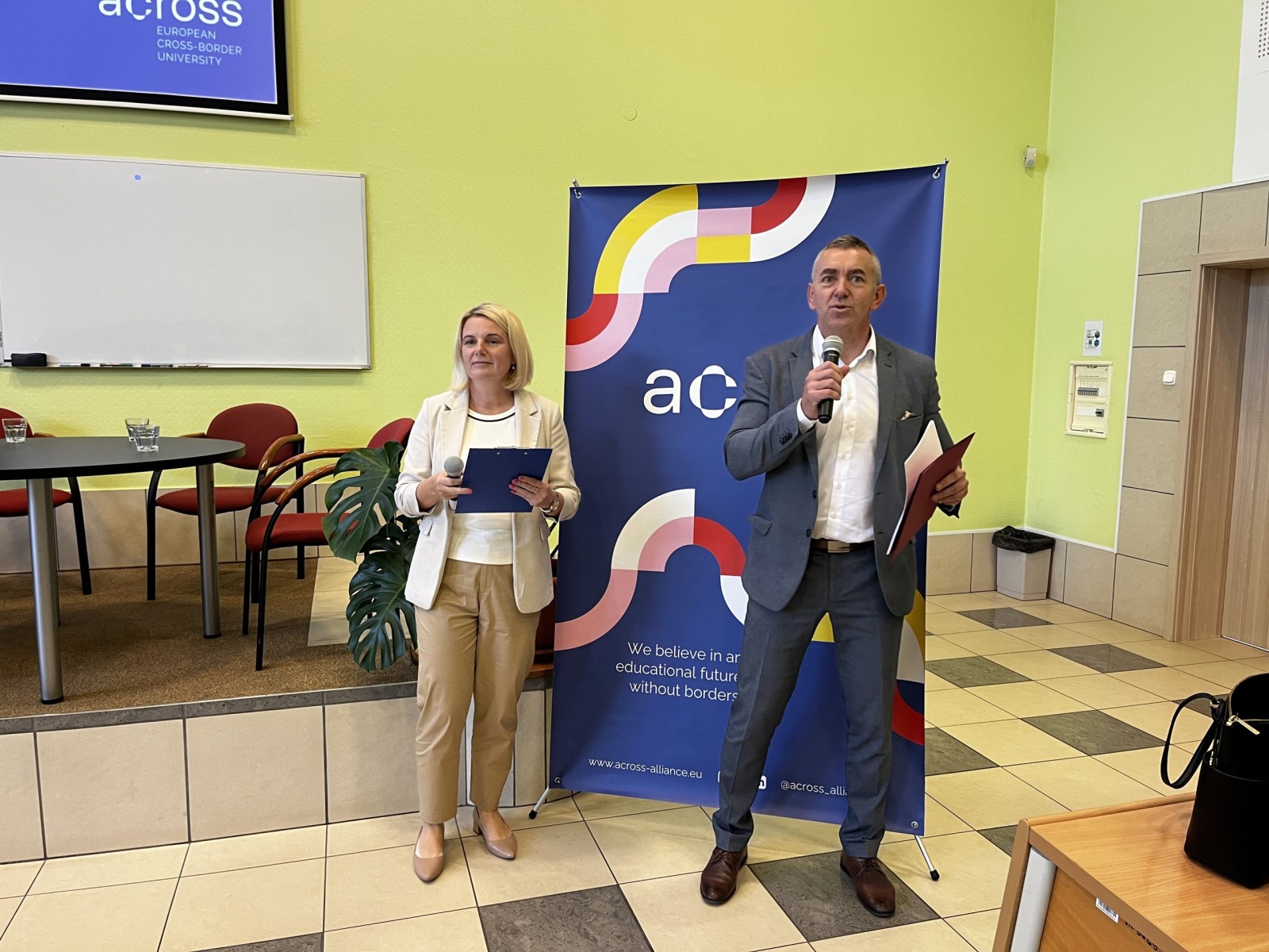 Dr hab. inż. Joanna Mystkowska, prof. PB, i dr inż. Romuald Ziółkowski otwierają debatę „Inkluzywność i równość w społecznościach akademickich”, fot. A. Jakuć