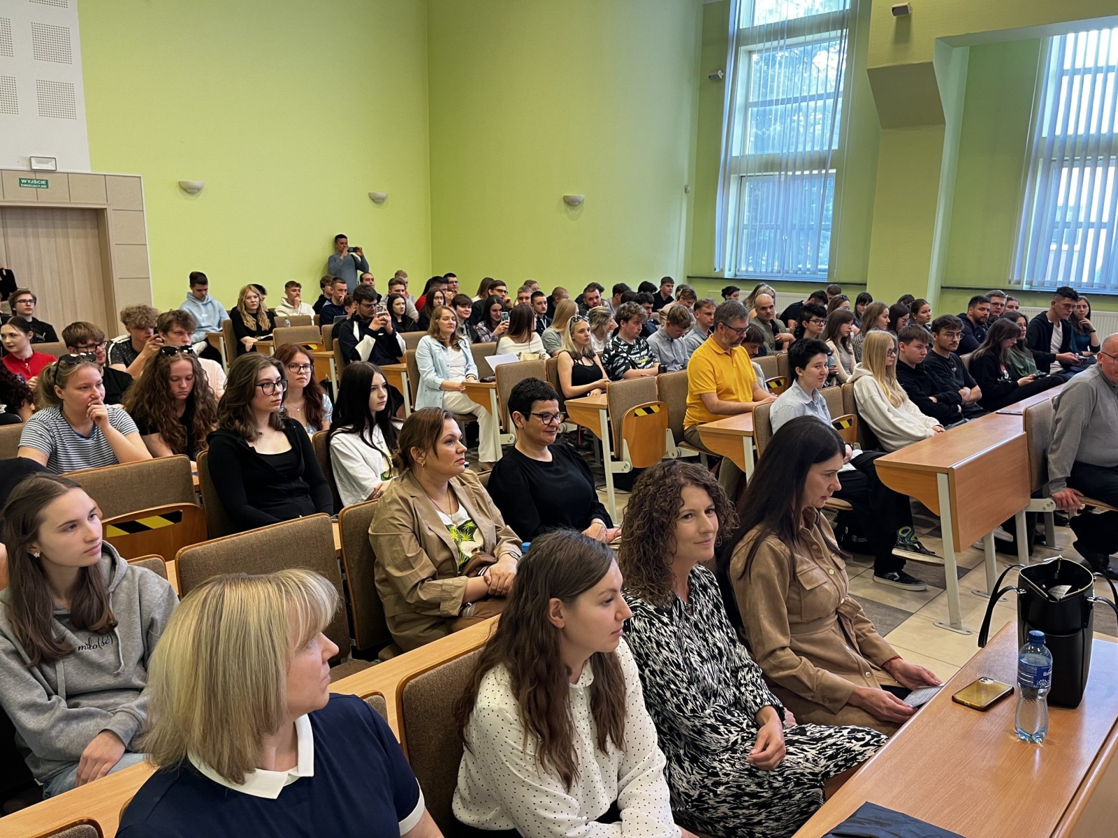 Studenci i pracownicy w auli Wydziału Inżynierii Zarządzania, fot. A. Jakuć