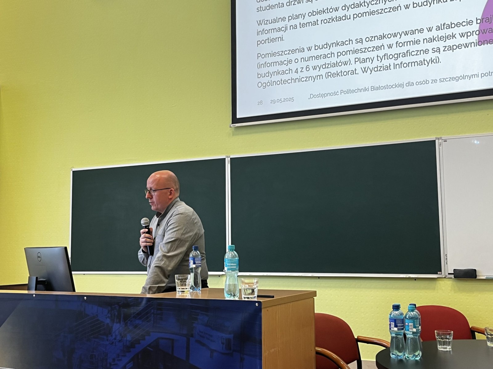 „Dostępność Politechniki Białostockiej dla osób ze szczególnymi potrzebami” – wystąpienie Tomasza Jastrzębskiego z Biura ds. Osób z Niepełnosprawnościami PB, fot. A. Jakuć