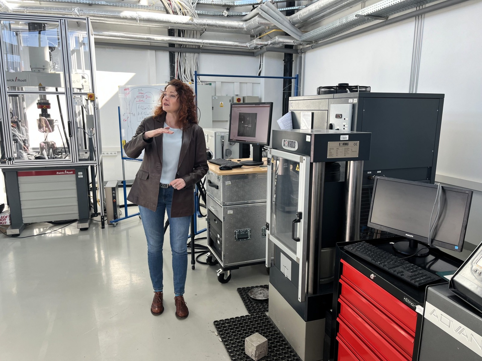 Prof. Marta Kosior-Kazberuk opowiada licealistkom o pracy w Laboratorium Konstrukcji Budowlanych Wydziału Mechanicznego PB, fot. Adam Jakuć