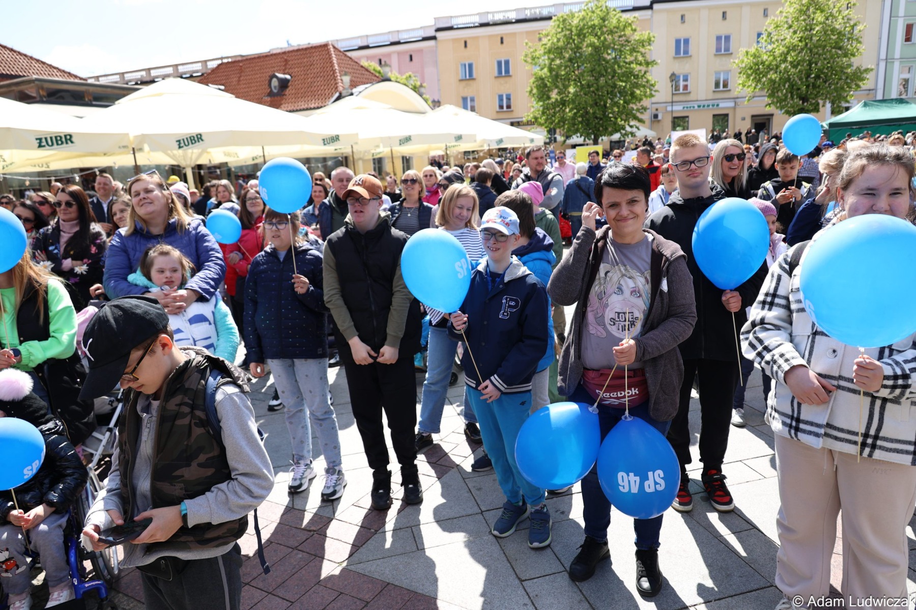 Uczestnicy Marszu Godności Osób z Niepełnosprawnościami na placu przed Ratuszem w Białymstoku, fot. Adam Ludwiczak