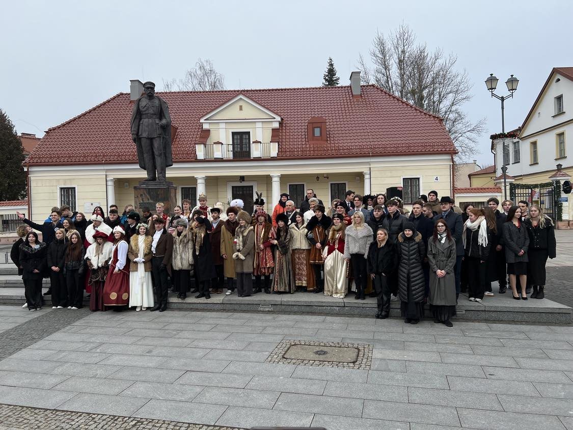 Maturzysci-zatanczyli-poloneza-na-Rynku-Kosciuszki.-Fot.-Ernest-Wojcik-1