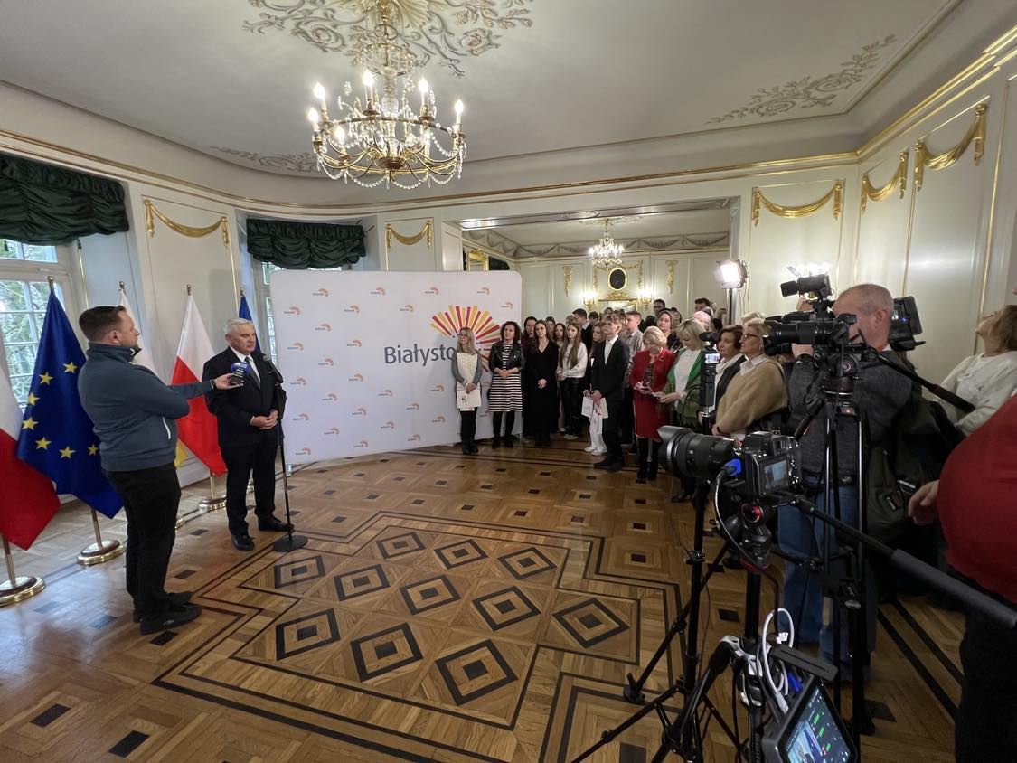 Mlodzi-wolontariusze-z-Bialegostoku-nagrodzeni-za-bezinteresowna-pomoc.-Fot.-Ernest-Wojcik-2