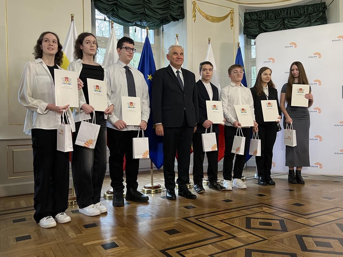 Mlodzi-wolontariusze-z-Bialegostoku-nagrodzeni-za-bezinteresowna-pomoc.-Fot.-Ernest-Wojcik-5