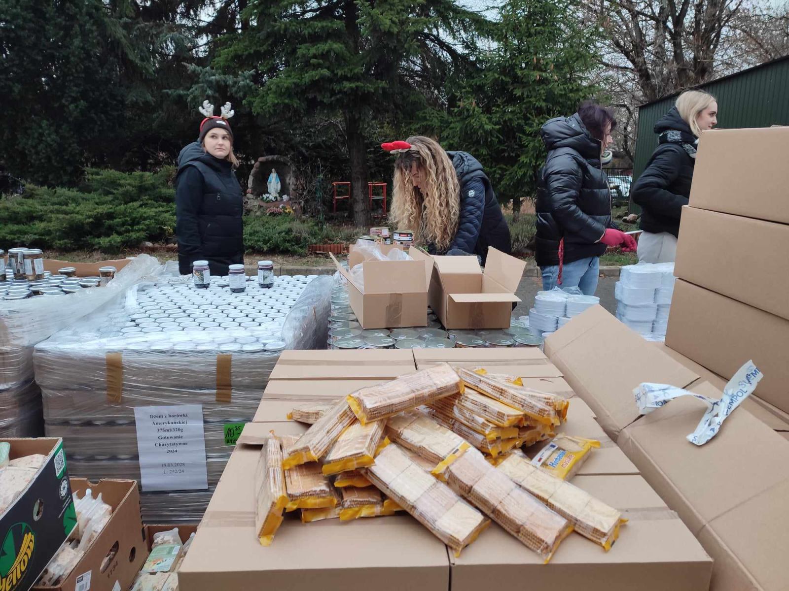 Paczki dla ubogich Stowarzyszenia Droga, fot. Hanna Kość
