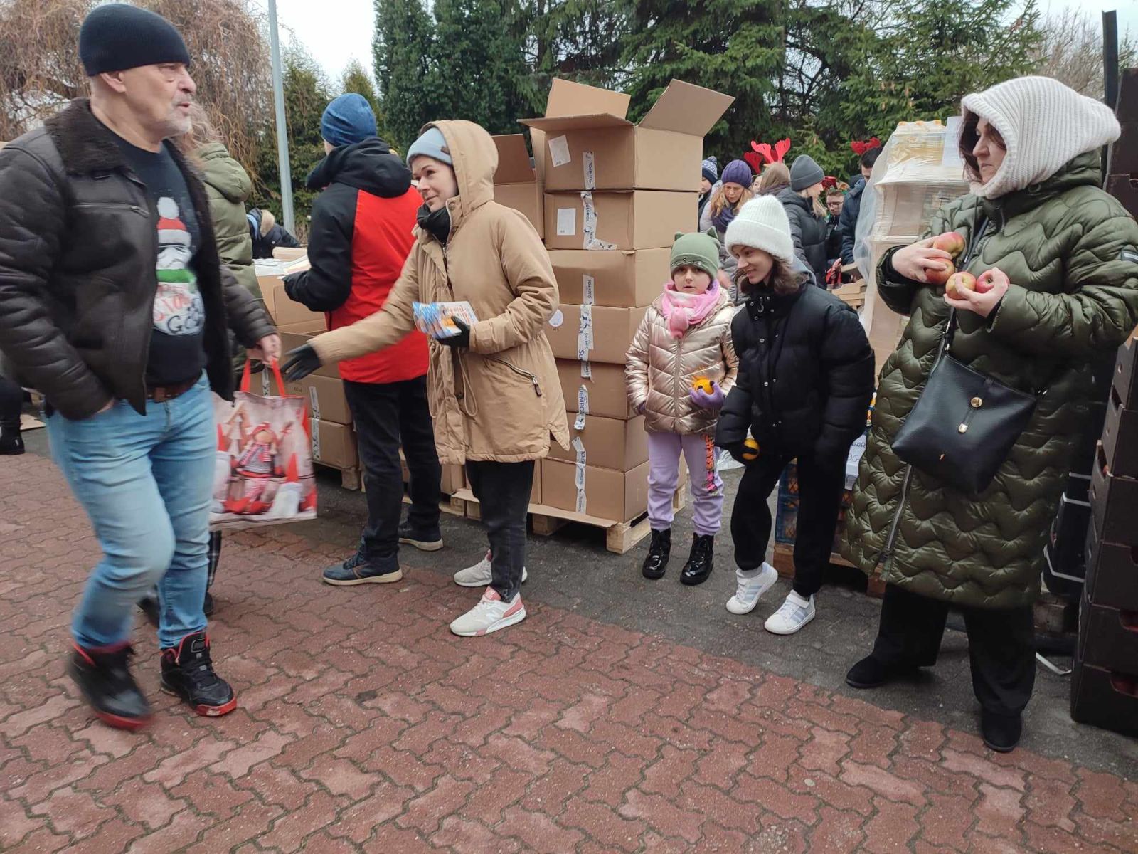 Paczki dla ubogich Stowarzyszenia Droga, fot. Hanna Kość