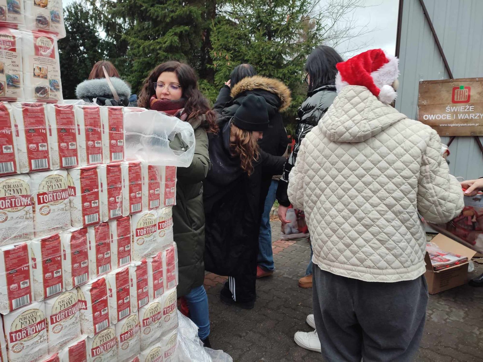 Paczki dla ubogich Stowarzyszenia Droga, fot. Hanna Kość