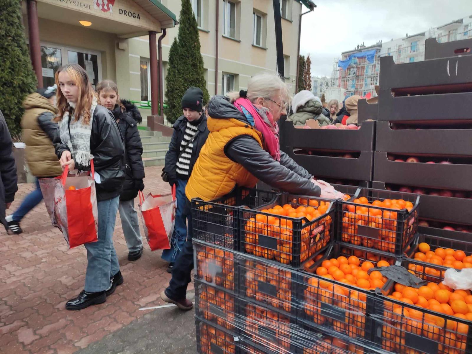 Paczki dla ubogich Stowarzyszenia Droga, fot. Hanna Kość