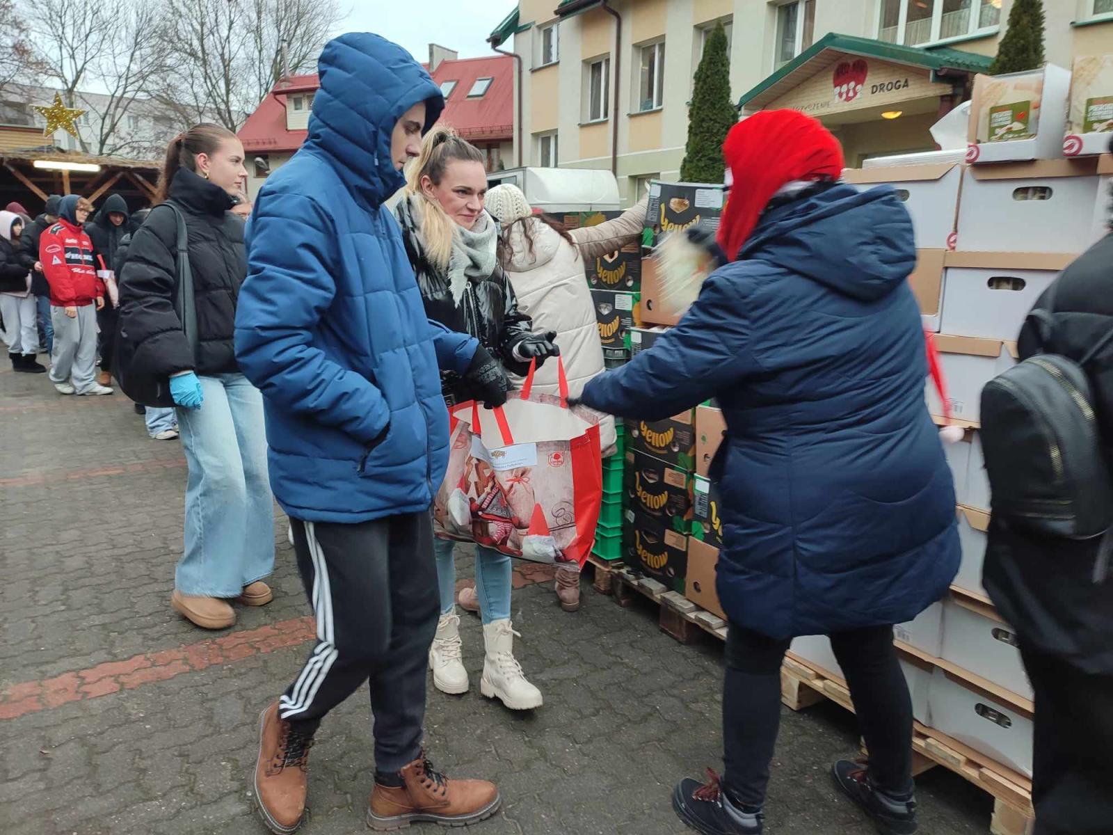 Paczki dla ubogich Stowarzyszenia Droga, fot. Hanna Kość