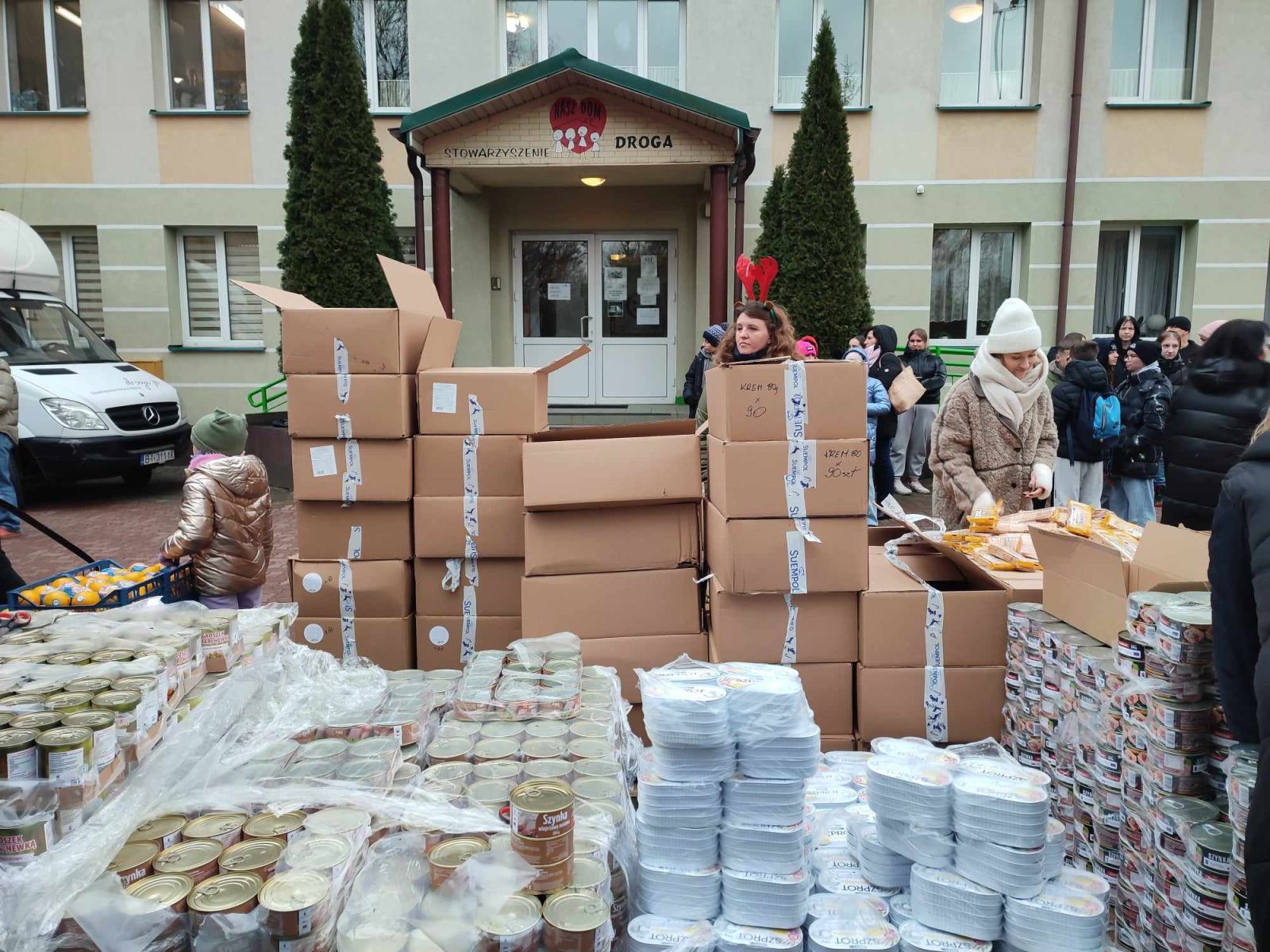 Paczki dla ubogich Stowarzyszenia Droga, fot. Hanna Kość