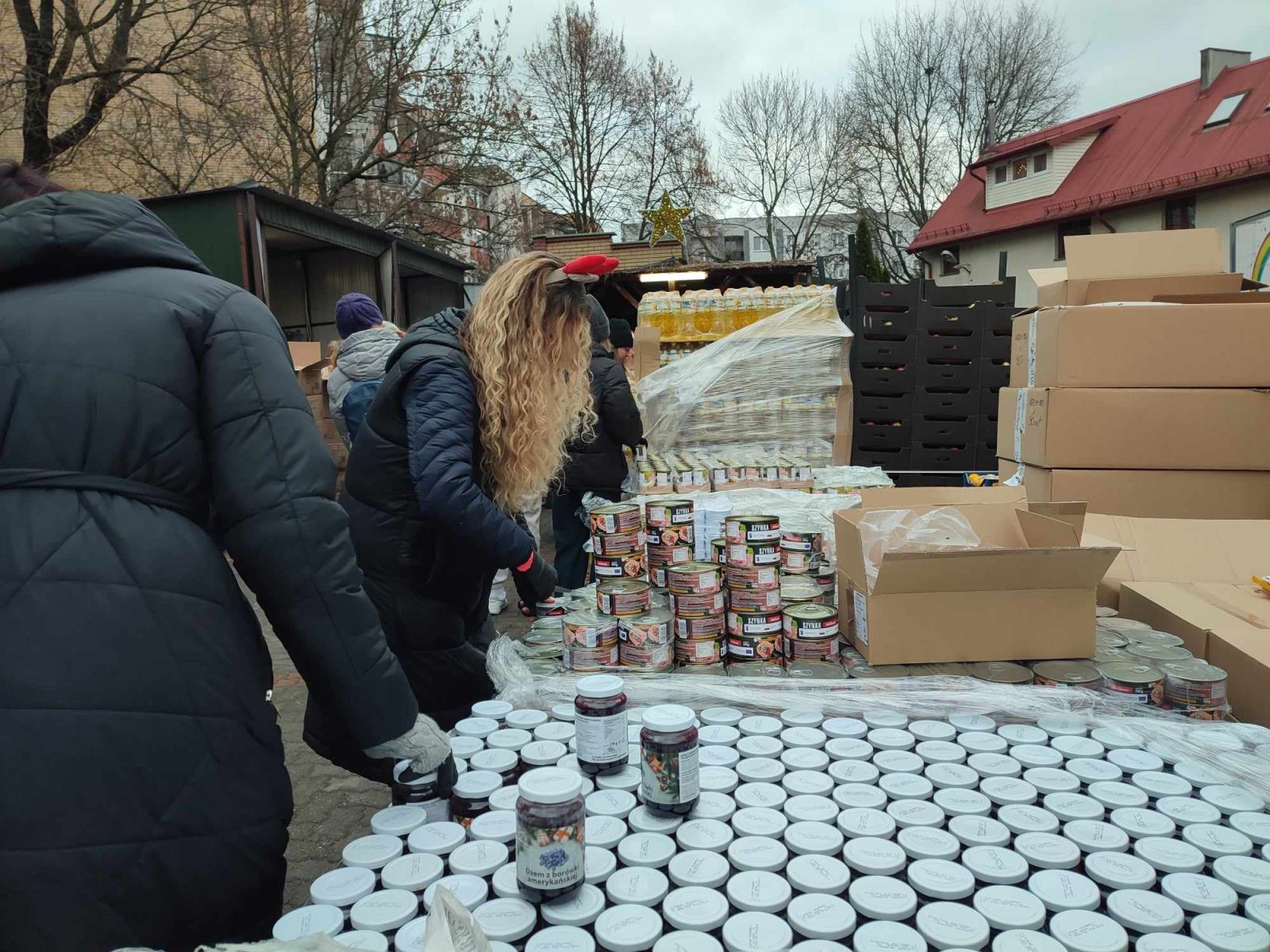 Paczki dla ubogich Stowarzyszenia Droga, fot. Hanna Kość