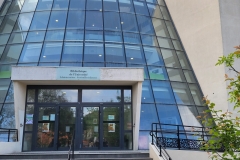 Główne wejście do nowoczesnej biblioteki Uniwersytetu w Perpignan.