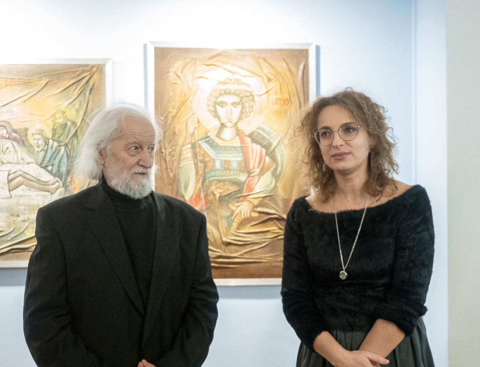 Artysta Dymitr Grozdew i kuratorka wystawy Marta Pietruszko podczas wernisażu ekspozycji „Retrospekcja” w Galerii im. Sleńdzińskich w Białymstoku. Fot. Jerzy Doroszkiewicz