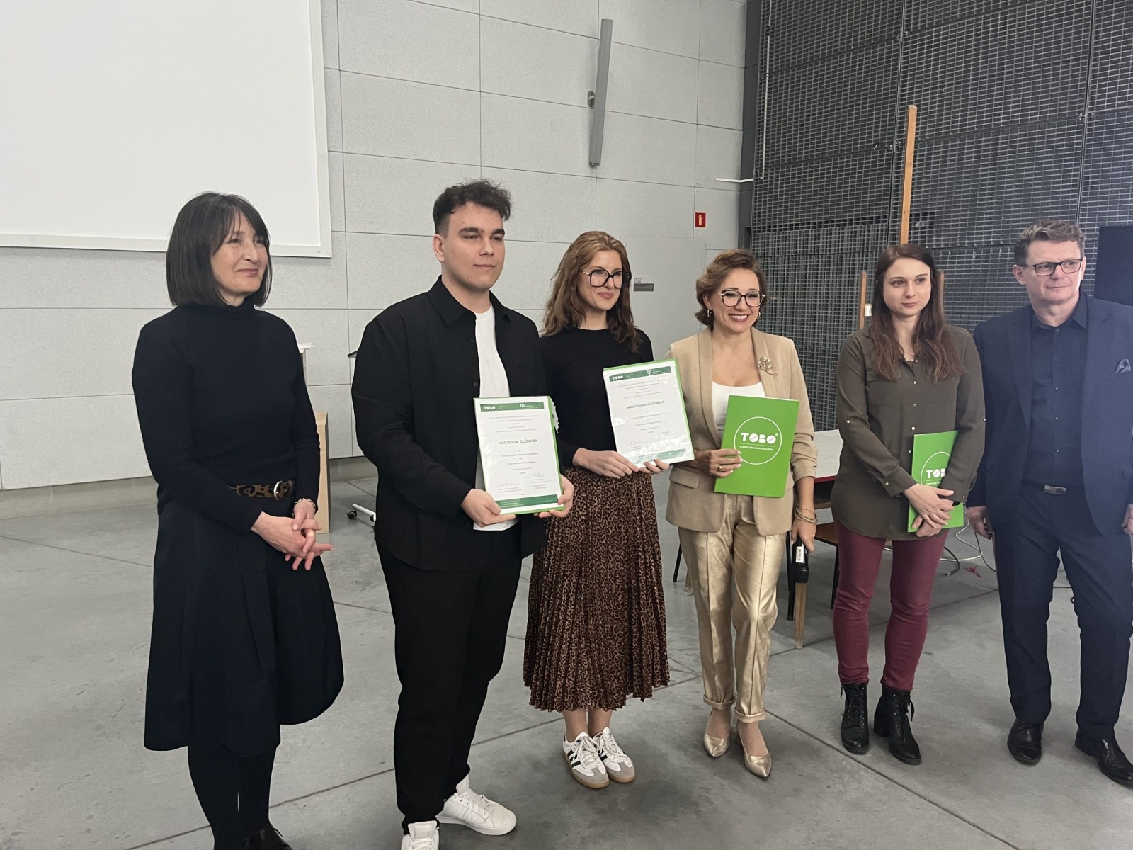 Laureaci i organizatorzy konkursu na najlepszy projekt mebli biurowych i gabinetowych – uroczystość odbyła się w hali Wydziału Architektury Politechniki Białostockiej, fot. A. Jakuć