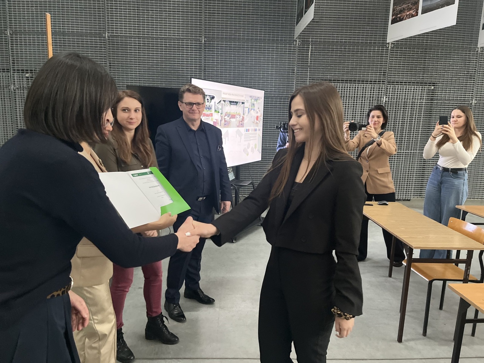 Ewelina Sowińska otrzymała wyróżnienie za kolekcję mebli gabinetowych „Sove”, zaprojektowaną z myślą o seryjnej produkcji, fot. A. Jakuć