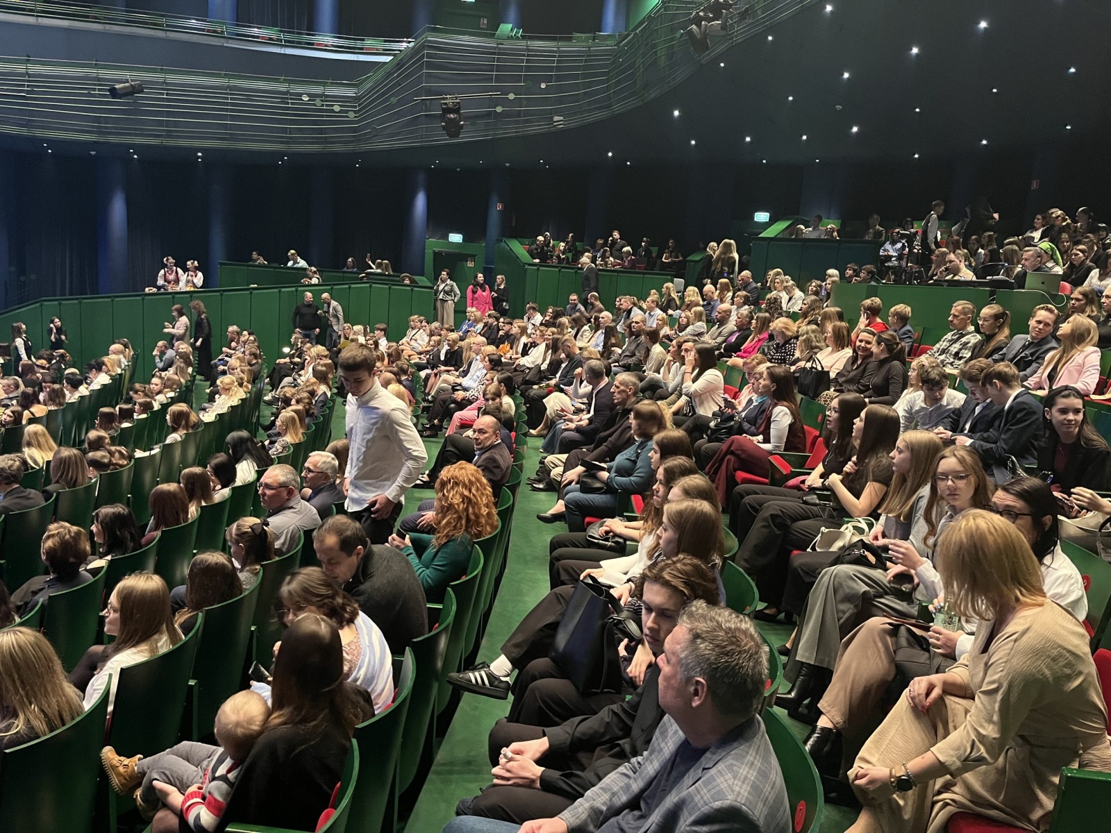 Sala Opery i Filharmonii Podlaskiej wypełniona publicznością podczas gali wręczenia stypendiów artystycznych Marszałka Województwa Podlaskiego, fot. A. Jakuć