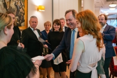 Ambasador Republiki Chorwacji w Polsce Tomislav Vidosević podczas uroczystości w Hotelu Branicki w Białymstoku z okazji Święta Państwowości i Sił Zbrojnych Chorwacji. Na zdjęciu m.in. konsul honorowy Wojciech Strzałkowski i goście wydarzenia, fot. Jan Malec