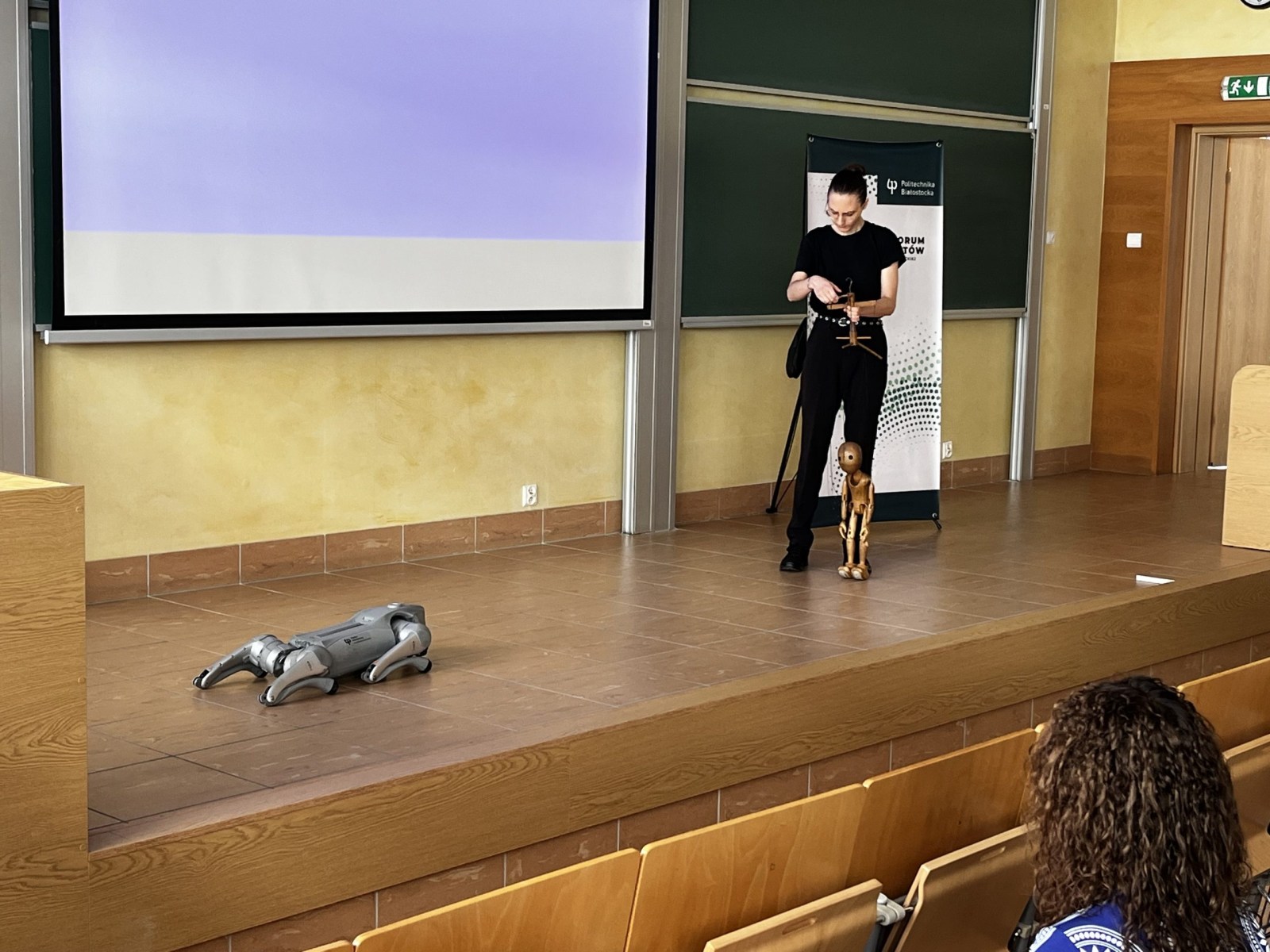 Sympozjum uświetnił pokaz teatralny z użyciem robota i marionetki - doktoranta PB i studentki ATB, fot. A. Jakuć