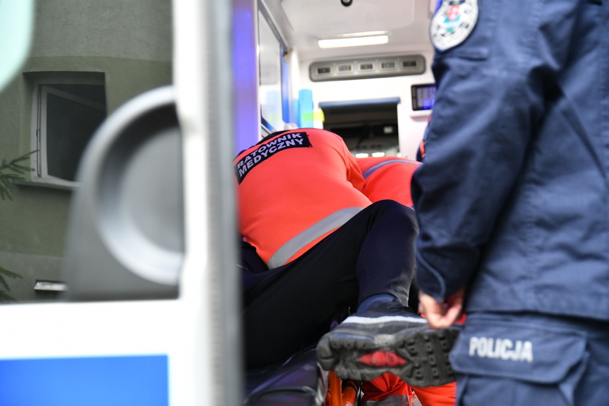 Szkolenie ratowników medycznych z samoobrony, źródło: podlaska policja