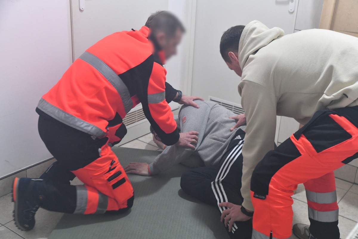 Szkolenie ratowników medycznych z samoobrony, źródło: podlaska policja
