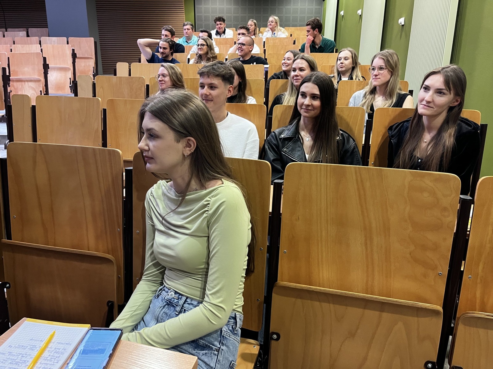 Studenci Politechniki Białostockiej z zainteresowaniem śledzili historię zawodową i doświadczenia kierownika budowy, fot. A. Jakuć