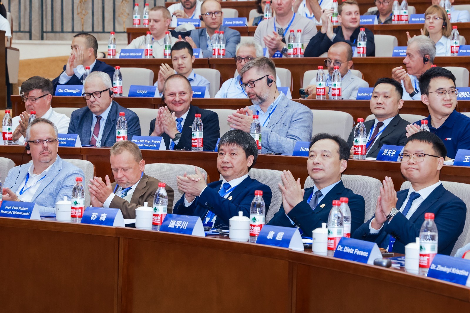 Uczestnicy i goście Trzeciej Chińsko-Europejskiej Wymiany Uniwersyteckiej podczas obrad plenarnych w Chinach.
fot. A. Jakuć