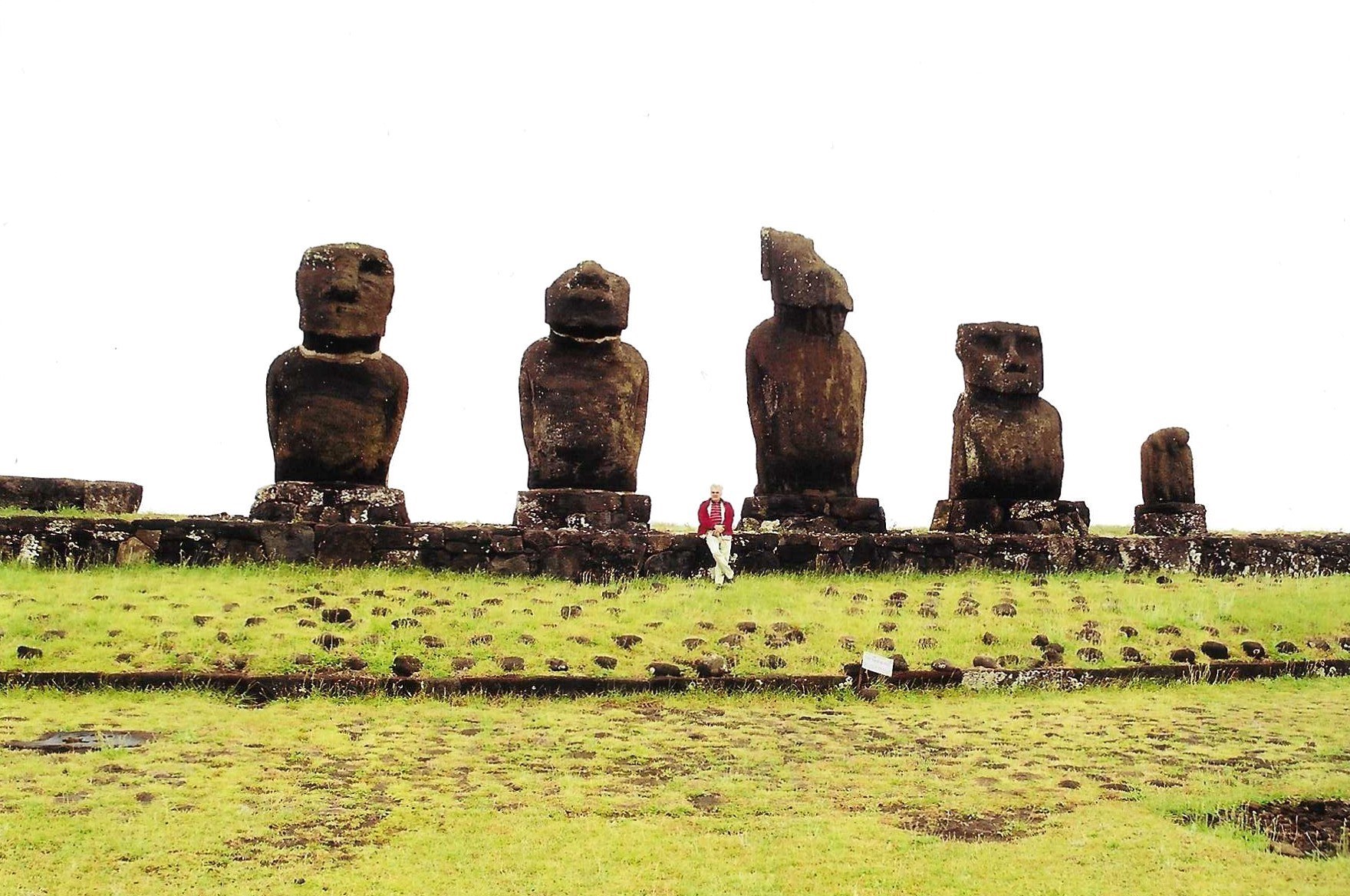 Monumentalne moai i Lech Pilecki, Fot. archiwum prywatne.
