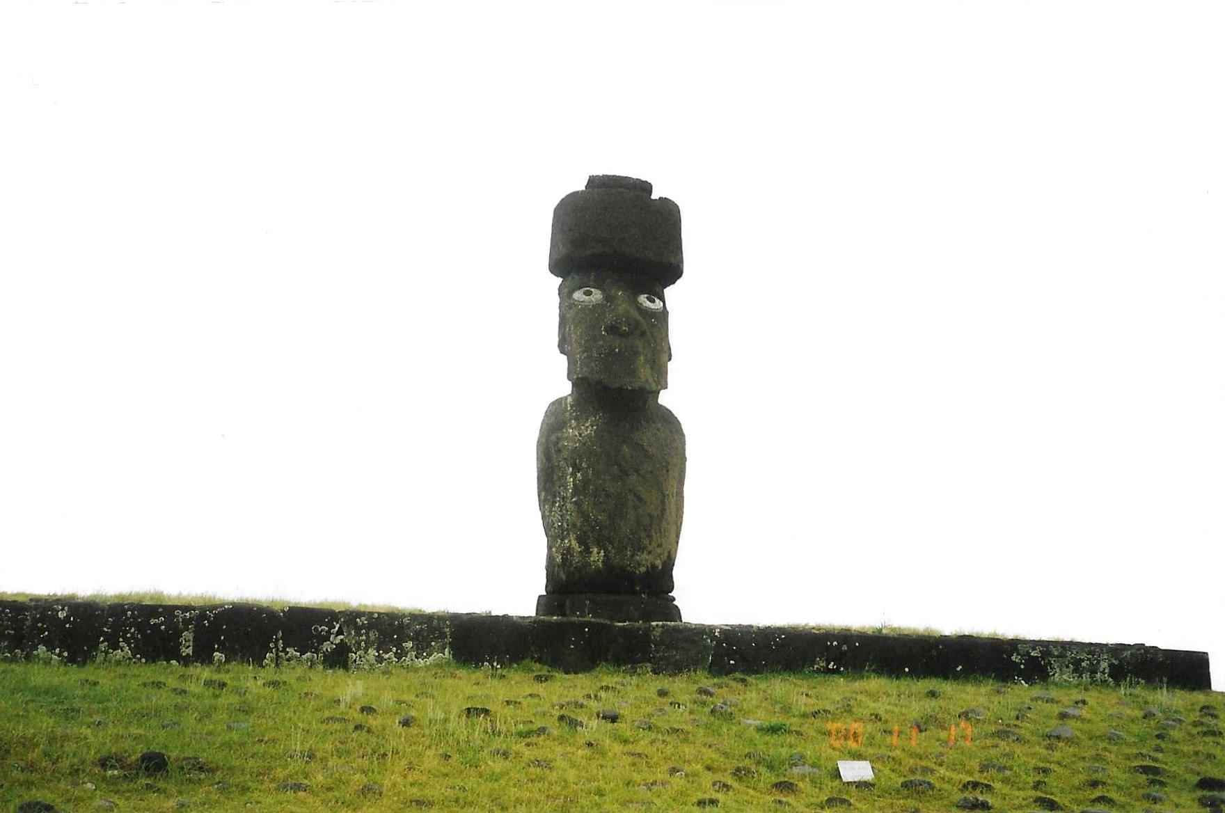 To jedyny moai z zachowanymi oczami – „robi największe wrażenie” – wspomina Lech Pilecki. Fot. archiwum prywatne.