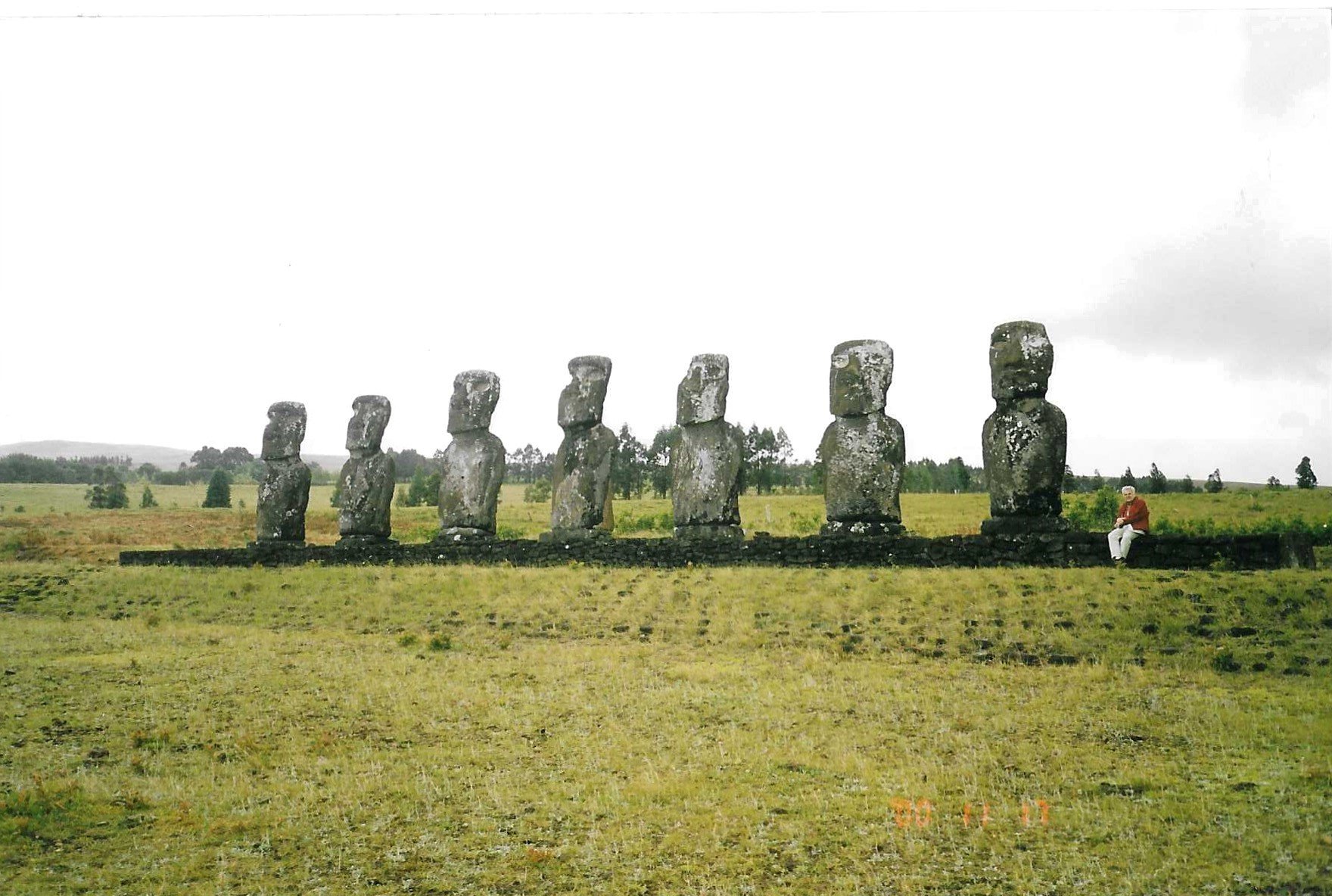 Lech Pilecki przy platformie Ahu Akivi – jedynym miejscu na wyspie, gdzie wszystkie moai zwrócone są twarzami ku oceanowi. Fot. archiwum prywatne.