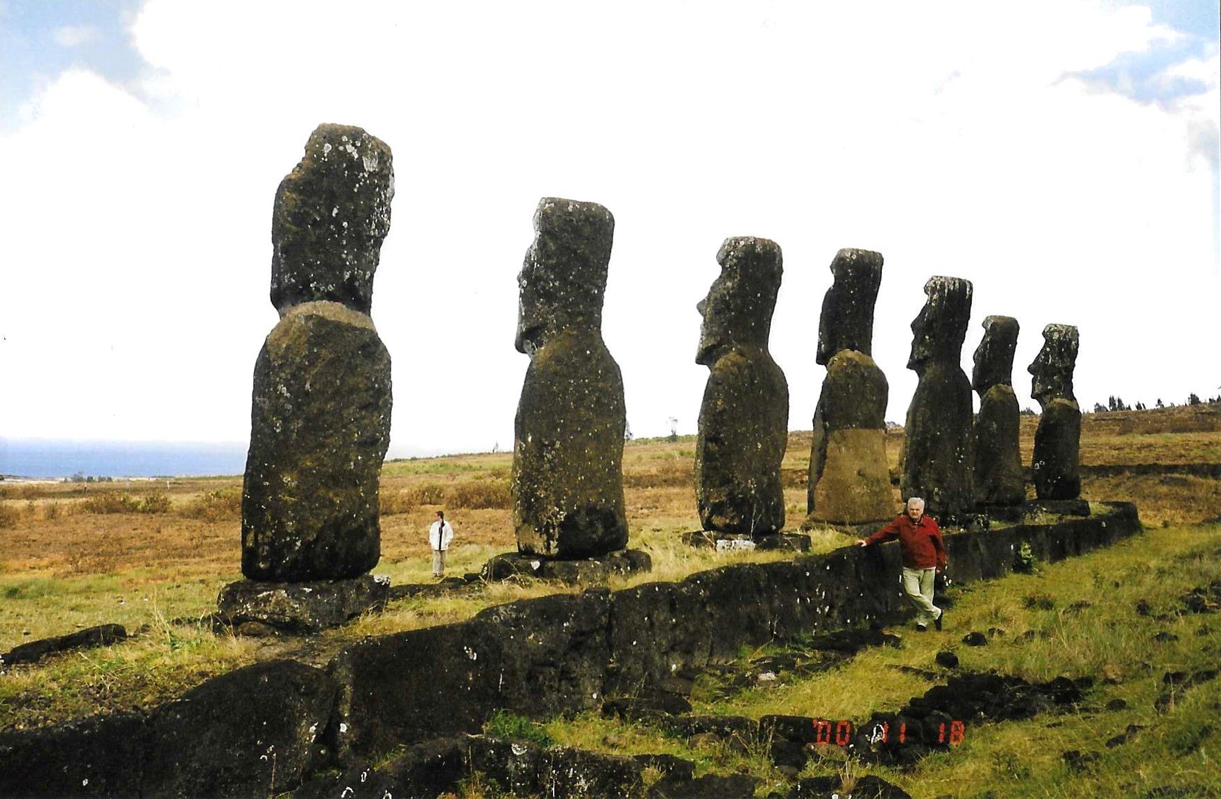 W otoczeniu tajemniczych moai – Lech Pilecki na jednym z najważniejszych stanowisk archeologicznych Rapa Nui. Fot. archiwum prywatne.